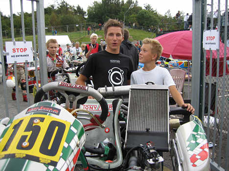 Kevin Rossel med sin mekaniker og fætter Nikolaj Bøllingtoft, på vej ud af parc ferme efter de lige har sat 6 hurtigste tid i KF3 klassen, ud af de 68 kørere som gennemførte tidtagningen.